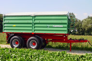 Abbildung 1 - Tandem-Dreiseitenkipper TDK 2000 von Farmtech